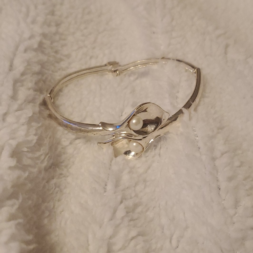 Beautiful pearl and silver tone bracelet